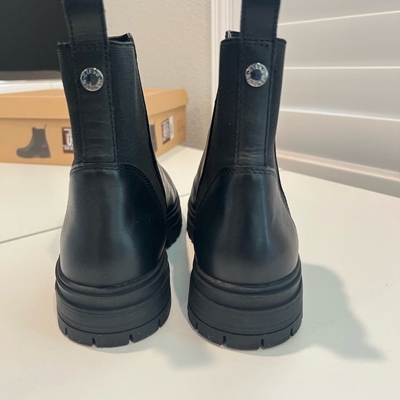 New, Steve Madden Women's Black HANDOUT Elastic Gore Chelsea Boots Size 9 - Picture 11 of 14